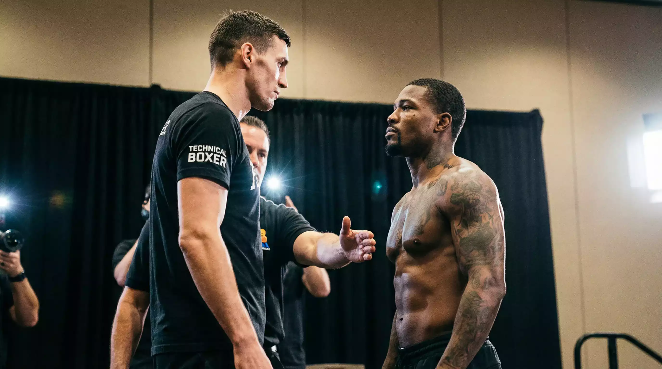 Deux boxeurs professionnels face à face dans un ring lors d'une analyse de matchup